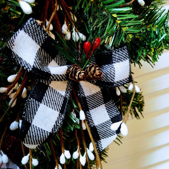 HAND CRAFTED CHRISTMAS MAGNOLIA WREATH 20" - Picture 6 of 9